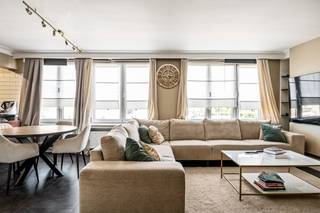 <strong>Ruim hoek appartement met veel lichtinval en autostaanplaats!</strong><br /><br />Dit zonnige appartement is gelegen op de derde verdieping en is bereikbaar met een lift. Het appartement beschikt over een inkomhal met vestiaire, riante leefruimte, volledig ingerichte keuken, 2 slaapkamers en ruime extra kamer en een badkamer met inloopdouche.<br /><br />U komt het lichtrijke appartement binnen in de ruime inkomhal dewelke voorzien is van een vestiairekast.<br />Links vindt u de badkamer en rechts gaat u naar de ruime leefruimte met keuken. <br />De keuken is volledig ingericht en voorzien van alle nodige toestellen. <br /><br />De nachthal leidt u naar de 2 ruime slaapkamers (32 m² en 11 m²) en extra kamer (8m²).<br /><br />Verder beschikt dit appartement nog over een ondergrondse autostaanplaats (nr. 3). Deze is verplicht aan te kopen tegen €15.000,00<br /><br />Op heden wordt het appartement verhuurd voor ongeveer €1.000,00 per maand (incl. kosten).<br /><br />Pluspunten:<br />+ Verhuurd = interessante investering<br />+ Ruime slaapkamers + extra kamer aanwezig<br />+ Lift aanwezig (net vernieuwd)<br />+ Parking aanwezig (verplicht bij aan te kopen tegen €15.000,00)<br />+ Veel natuurlijk lichtinval<br /><br />Heeft u interesse in dit appartement? Neem dan contact op met VB vastgoed op het nummer 03 337 50 70 of via info@vbvastgoed.be