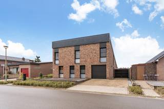 In een rustige, kindvriendelijke en doodlopende straat te Lichtaart, staat deze vrijstaande gezinswoning op perceel van 645m².De woning werd...