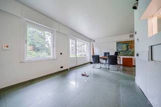 ELSENE – Ideaal gelegen aan het Albert Leemansplein, niet ver van de wijk van het Kasteleinsplein, stelt We Invest u dit gelijkvloers appartement...