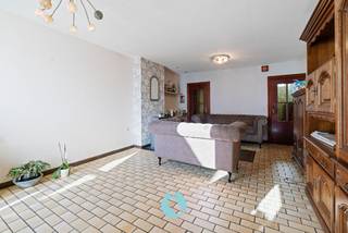 <p>Deze woning is uitstekend gelegen in een rustige straat aan de Muide, vlakbij het gezellige Makelaarspark.<br />Op wandelafstand vindt u een bus- en tramhalte die u direct naar het centrum van Gent brengen.<br /><br />De woning is direct bewoonbaar maar is onderhevig aan de renovatieplicht (label F).<br />Mits het plaatsen van dakisolatie en het vernieuwen van de verwarmingsinstallatie brengt u het label naar C.<br /><br /><strong><u>Indeling:</u></strong><br />Inkomhal, bureau of slaapkamer, leefruimte, kelder, ingerichte keuken, badkamer met toilet en douche, gezellige stadskoer en buitenberging.<br />Op het eerste en tweede verdiep vindt u telkens twee ruime slaapkamers, dus maar liefst 4 in totaal!<br /><br />Interesse om deze woning te bezichtigen?<br />Plan nu uw afspraak in op het nummer 0499/84.71.00 of via chabelli@vastgoeddevos.be .</p>