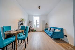 <p>Info en bezoeken - 02 315 51 71</p>
<p>Ideaal gelegen en dichtbij alle voorzieningen, stelt We Invest met plezier dit prachtig volledig gerenoveerd en lichtrijk éénslaapkamerappartement voor. Gelegen op de eerste verdieping van een kleine mede-eigendom met lage gemeenschappelijke kosten, bestaat het uit een aangename en lichtrijke leefruimte, een moderne volledig uitgeruste keuken, een mooie slaapkamer en een douchekamer.</p>
<p>Gelegen in een dynamische en gegeerde buurt in <span><span>Brussel</span></span>, geniet u van de onmiddellijke nabijheid van winkels, openbaar vervoer, scholen en groene ruimtes, met een vlotte verbinding naar het stadscentrum. Ideaal als eerste aankoop of als investering.</p>