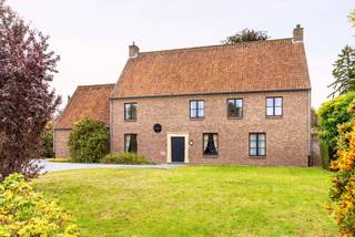 Deze stijlvolle villa gelegen in Kermt, Hasselt biedt uitzonderlijk veel ruimte en comfort. Met een bewoonbare oppervlakte van 529 m², verdeeld over...
