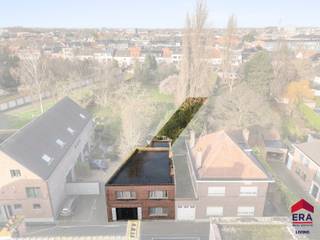 Ben je op zoek naar een ruime woning met karakter, een grote stadstuin en extra werk- of hobbyruimte in Aalst? Gevonden!Deze eigendom is ideaal voor...