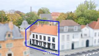 Dit ruim handelspand, momenteel ingericht voor horeca uitbating, heeft heel wat mogelijkheden te bieden. Op een commerciële locatie in Brugge vlakbij 't Zand is men vlot bereikbaar. Mits een verdere afwerking/renovatie kan men hier een prachtige zaak creëren. De indeling is als volgt: Gelijkvloers: Inkomhal, eetruimtes, (gehandicapten)toilet, keukenruimte met koelcel en kleine buitenkoer. Er is een kelder aanwezig met laadluik aan de straatkant. 1ste verdieping: Zitruimte, kamer met toegang tot buitenruimte (mogelijks terras), 2 wc's, bureauruimte. 2de verdieping: 1 grote en kleinere zolderruimte die perfect kan dienen als uitbreiding naar extra kamers. Het dak werd reeds recent volledig vernieuwd en geïsoleerd. Kortom een polyvalent pand die mogelijkheden biedt naar horeca, b&amp;b, woon- en werk combinatie, ... Contacteer Emile voor een bezoek ter plaatse: 0492 08 08 08emile@correctvastgoed.beWij verzorgen ook de schatting van uw woning. Bel voor meer info!Vanaf heden kunt u gebruik maken van onze online schattingstool om de waarde van uw woning helemaal vrijblijvend na te gaan.