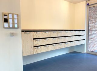 De assistentiewoning krijgt in Villa Moeie een geheel nieuwe dimensie. Grote glaspartijen vloeien moeiteloos over in een strak gebouw. Ruime, overdekte terrassen maken het mogelijk om optimaal van het buitenleven te genieten. Dit gevoel wordt versterkt door de gezamenlijke tuin, waar men onder het tuinpaviljoen kan samenkomen voor een drankje of een babbel. De groene vingers zijn in de nabijgelegen moestuin in hun sas. Sportievelingen vinden zeker hun gading aan de petanquebaan.
Dit nieuwbouwproject omvat 2 gebouwen, het villagebouw en het residentiegebouw. Beiden beschikken over een eigen technische ruimte en fietsenstalling. Hier kunnen ook scootmobiels gestald en opgeladen worden.
In het residentiegebouw op de hoek van de Moeie en de Tieltsesteenweg, worden 27 assistentiewoningen afgewisseld met gemeenschappelijke ruimtes. Hier is onder meer het bureau van de woonassistent gevestigd. Daarnaast is er ook een ontmoetingsruimte met bar en salon, bezoekerstoilet en afvalberging.
Het aparte villagebouw bestaat uit 8 assistentiewoningen, en evenveel private kelders.
De 34 parkeerplaatsen zijn als volgt verdeeld:
- 3 parkeerplaatsen voor zorgverstrekkers en woonassistenten
- 2 (minder)valide bezoekersparkeerplaatsen
- 29 privatieve parkeerplaatsen met gepersonaliseerde beveiligde toegang.
Elke flat heeft een eigen water- en elektriciteitsteller, inbraakwerende voordeur en warmtepomp. Een afzonderlijke inkomhal zorgt voor privacy, de open keuken in de lichtrijke leefruimte maakt het aangenaam om familie en vrienden te ontvangen. De slaapkamers zijn royaal van grootte, zodat een dubbel bed én een kast er makkelijk passen. In de badkamer zijn discreet hulpmiddelen aangebracht, zoals een zitje in de douche en een handgreep naast het toilet.
Het gehele park is rolstoeltoegankelijk. Doorheen het appartement kan de bewoner een alarm activeren, of de zorgassistent bereiken voor meer hulp. Kortom, sfeer, comfort en hulp waren nog nooit zo toegankelijk!
Wenst u meer info over dit unieke project?
Bel dan Nic van Unicum voor een verhelderend gesprek op 09 336 16 15.