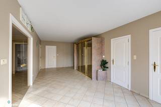 UITZONDERLIJK RUIME WONING MET 5 SLAAPKAMERS EN ONDERHOUDSVRIENDELIJKE TUIN TE MOPERTINGEN Deze ruime woning vinden we terug aan de Redemptiestraat...