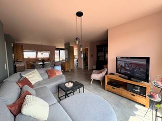<p>Ontdek dit <strong>instapklare appartement in Zonnebeke</strong>, waar comfort en stijl perfect samenkomen. Dankzij de <strong>gunstige ligging</strong>, het <strong>prachtige verzicht</strong> en de <strong>luxueuze afwerking</strong> geniet u hier elke dag van een aangename woonbeleving. Met <strong>2 volwaardige slaapkamers</strong> is dit de ideale woonst voor wie op zoek is naar kwaliteit, rust en een appartement waar u meteen uw intrek kunt nemen.<br /><br />Indeling: Inkom, afzonderlijk toilet, woonkamer die naadloos overloopt in de keuken en zithoek, 2 slaapkamers, bergruimte/technische ruimte, badkamer, terras<br /><br />Troeven:<br />- Uniek verzicht<br />- Luxe afwerking<br />- 2 slaapkamers<br />- Gunstige ligging<br />- EPC A<br />- Lift aanwezig<br /><br />Staanplaats verplicht bij te kopen voor €6.000.</p>
Neem zeker contact op om deze unieke kans te bezoeken!