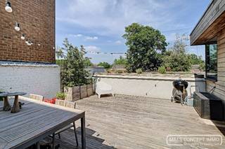 <span><strong>Duplexappartement met 3 slaapkamers en dakterras te huur in Oudenaarde</strong></span><br /><br />Ruim appartement te huur met zonnig terras.<br />Dit is het enige appartement in het gebouw : een duplex met 3 slaapkamers met een zolderruimte op de bovenverdieping die perfect als hobbyruimte of buro kan dienen.<br />
<ul>
<li><span>Gelijkvloers : Je komt binnen in de inkomhal van jouw appartement. De mooie houten trap leidt je naar de eerste verdieping.</span></li>
</ul>
<ul>
<li><span>1<sup>ste</sup> verdieping :<br />In de nachthal is er enerzijds toegang naar de leefruimte met open keuken.</span><br /><span>Anderzijds ga je vanuit de nachthal naar het aparte toilet en de badkamer met dubbel lavabomeubel, instapdouche en ligbad. In de badkamer is ook plaats voor aansluiting van de wasmachine.<br />Er zijn 3 slaapkamers waarvan 2 met inbouwkasten, 1 slaapkamer geeft onmiddellijke toegang op het prachtig terras.</span><br /><br /><span>De keuken is heel praktisch ingericht met voldoende kastruimte en voorzien van alle toestellen : oven, kookfornuis, dampkap, frigo. Er is ook plaats voor een vaatwasmachine.</span><br /><span>De woonkamer heeft veel licht door de koepel en de (schuif)ramen, die rechtstreeks toegang bieden tot het ruime gezellige terras van wel 35 m<sup>2 </sup>groot. Hier kan je echt ontspannen in alle rust.</span></li>
</ul>
<ul>
<li><span>2<sup>de</sup> verdieping is er een extra kamer die als hobbyruimte kan gebruikt worden. Via deze kamer kom je ook in de zolderruimte.</span></li>
</ul>
<br /><span>De vloeren in parket geven een warme gezellige look. <br /><br />Er is geen lift of garage. Parkeren kan u op straat voor het gebouw of op een gratis parking op wandelafstand.</span><br /><span>Perfect gelegen: op wandelafstand van de kerk, scholen en station van Eine. Perfecte verbindingsweg naar N60 Gent, Oudenaarde...<br /><br />Huurprijs: 850 € /maand<br />Vrij vanaf 1/11/2026 </span><br />Interesse in een bezoek? Schrijf je in via onze website op het bezoekmoment maandag 24/8 van 16 tot 17u.<br />