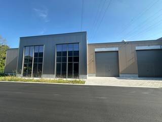 Nieuwbouw KMO-unit van 237 m² en 2 privatieve parkeerplaatsen te koop in Wevelgem.<br /><br />De geïsoleerde <strong>casco magazijnruimte </strong>is opgebouwd uit een staalconstructie in combinatie met geïsoleerde gladde prebaf betonpanelen. De unit is toegankelijk via een automatische sectionaalpoort (4 m B x 4,50 m H). Verder is de unit voorzien van o.a. een lichtstraat , polybetonvloer. Aansluitingen van nutsvoorzieningen (water, elektriciteit (40A- 3 fasig 400 V), distributie, telefonie en internet) komen binnen in de unit. <br /><br /><strong>ONMIDDELIJK BESCHIKBAAR!</strong><br /><br />Fenomenaal gelegen langs de bedrijvige Menenstraat (N8) die na +/- 3 km verbinding biedt naar de E403 via op- en afrit 5 Wevelgem. De N32 bereikt men na 1,5 km met een vlotte verbinding naar de A19 dankzij op- en afrit 2 Menen. Ruime parkeer- en manoeuvreerruimte op de site met aanwezigheid van minimum 2 privatieve parkeerplaatsen per unit.<br /><br /><strong>Contacteer PANORAMA B2B voor bijkomende inlichtingen of een vrijblijvend plaatsbezoek 0460 97 66 66.</strong>