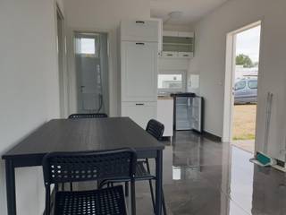 Gerenoveerde vakantiewoning op het vakantiedomein De Grote Zeemeeuwen vlakbij de duinen van Koksijde / Oostduinkerke.<br />Deze woning biedt u een lichtrijke leefruimte met open keuken , 1 slaapkamer , een gerenoveerde badkamer met douche, een zonovergoten terras en een staanplaats!