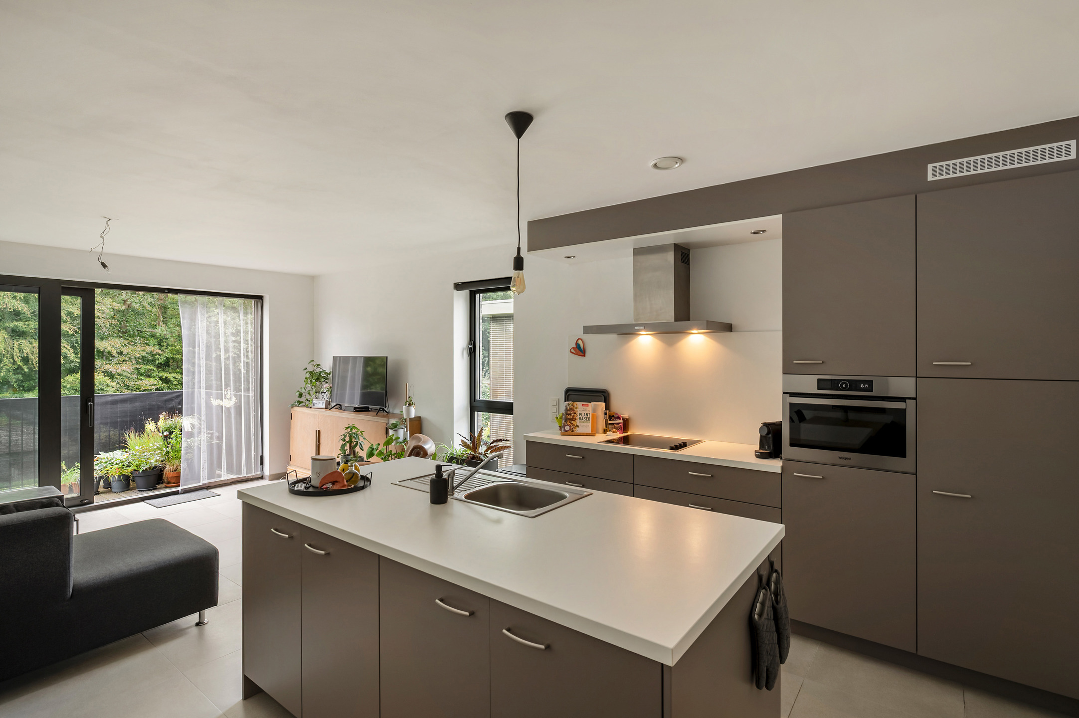 Lichtrijk 2-slaapkamerappartement met groen terras en ruime garagebox in hartje Heide - foto 4