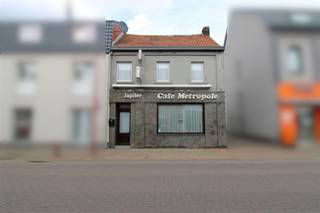 Handelspand met woonst te koop gelegen op toplocatie in Maasmechelen!Bent u op zoek naar een eigendom met tal van mogelijkheden? Dit ruime, goed...