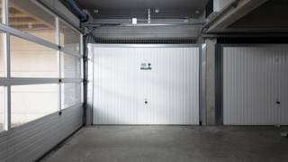 <span><span>Gelegen op de ondergrondse verdieping in <strong>residentie "Nieuwendamme"</strong> aan de <strong>Brugsevaart te Nieuwpoort</strong> bieden we u deze garage aan. Deze bevindt zich op een uitstekende locatie <strong>vlakbij de jachthaven</strong>, vakantiedomein "Nieuwendamme" en camping "Kompas". <br /><br />De <strong>garage (n°40)</strong> is toegankelijk via een automatische poort aan de zijkant van het gebouw. De box zelf is uitgerust met stopcontact en een manuele poort.<br /><br />Afmetingen: ca. 6,12 m diep op 3,00 m breed.<br />Ideaal geschikt als investering, voor opslag, of voor mensen die beschikken over een woonst, tweede verblijf of ligplaats nabij de jachthaven.<br /><br />Vrij bij akte.<br /><br />Wenst u meer info of een plaatsbezoek? Contacteer ons kantoor op het nummer <strong>051 50 11 51</strong> of mail naar <strong>diksmuide@diksimmo.be</strong>.</span></span>