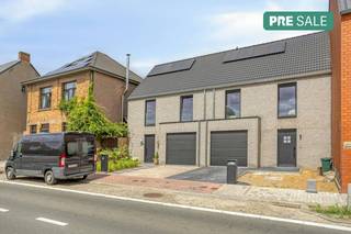 Bezoek deze woning op zaterdag 8/8 tussen 10:00 en 11:30 en/of op woensdag 12/8 tussen 17:00 en 18u30. U kan een bod uitbrengen op 12/8 uiterlijk tot 19 uur. De vermelde prijs is een instelprijs.<br /><br />Deze nieuwbouwwoning (2025) is centraal gelegen in het hartje van Zingem (Kruisem), op wandelafstand van tal van faciliteiten (scholen, winkels, bakker, slagerij, openbaar vervoer,...). <br /><br />De woning is stijlvol ingericht en telt 3 slaapkamers (met mogelijkheid tot een 4de kamer). <br />Verder is dit huis zeer energiezuinig met een EPC A  en geniet u van heel wat comfort: inpandige garage, vloerverwarming en zonnepanen. Een troef is de grote tuin met terras!<br /><br />(!) verkoop onder registratierechten. Geen BTW van toepassing. <br /><br />INDELING VAN DE WONING:<br />Gelijkvloers:<br />* inkomhal met gastentoilet<br />* lichtrijke leefruimte<br />* open keuken met eiland<br />* inpandige garage met wasplaats <br />* ruime tuin met terras<br /><br />Eerste verdieping: <br />* slaapkamer 1<br />* slaapkamer 2<br />* slaapkamer 3<br />* badkamer met inloopdouche en ligbad<br />* apart toilet <br /><br />Tweede verdieping: <br />* toegang via vaste trap<br />* nog verder in te richten mogelijkheid tot extra kamer<br /><br />ALEGEMENE INFORMATIE:<br />* EPC A (BEN woning)<br />* verkoop onder registratierechten (geen BTW)<br />* vloerverwarming (aardgas)<br />* zonnepanelen aanwezig<br />* elektriciteit is conform<br />* stadswater en regenwater 10.000 l. <br />* ventilatie aanwezig<br />* rolluiken aanwezig <br /><br />De eigendom wordt aangeboden via de Pre-sale formule. Op 12/08/2026 tussen 17:00 en 18:30 kan u de woning op afspraak komen bezichtigen en een bod uitbrengen. De vermelde prijs is een instelprijs. Voor meer info, gelieve contact op te nemen met de dossierverantwoordelijke.<br /><br />Bestuursmaatregelen in het maatregelenregister: nee