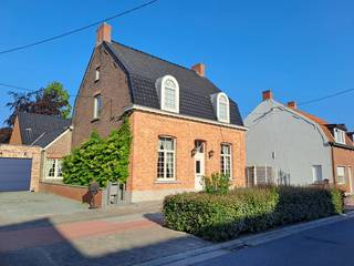 <p>Deze ruime woning (300m2 bewoonbaar opp.) ligt in een rustige eenrichtingsstraat, met heel wat faciliteiten op wandelafstand. Je woont hier in het centrum, maar toch in een stille straat, met bovendien een vlotte bereikbaarheid dankzij het station ( op 400m) de gewestweg richting Knokke en de E40, zonder hiervan geluidshinder te ondervinden.</p><p>Binnenin ontdek je een verrassend ruime en lichtrijke woning, met flexibele indelingsmogelijkheden. De leefruimtes voelen warm en open aan, en dankzij de twee badkamers en verschillende kamers die je naar wens kunt invullen, groeit dit huis moeiteloos mee met elke levensfase. Groter wordende kinderen krijgen hier hun eigen plek en privacy, terwijl de woning zich net zo goed leent voor het mee‑inwonen van ouder wordende ouders. Daarnaast bieden de extra leefruimtes — vandaag ingericht als livings — een uitstekende kans om een vrij beroep uit te oefenen. Ze kunnen perfect dienen als praktijkruimte, kantoor, ontvangstruimte of zelfs als plek om een uit de hand gelopen hobby onder te brengen, volledig afgescheiden van het privé‑gedeelte.</p><p>Het voorhuis is opgetrokken tussen 1914 en 1918, deze woning kende de grootste renovatie in 2006, waarbij de volledig woning onder handen genomen werd en een nieuwe woonunit aanpalend aan de woning werd bijgebouwd.</p><p>Midden in de woning bevindt zich een gezellige patio: een intieme buitenplek waar je ’s morgens rustig kunt ontbijten, een koffietje drinken of je even terugtrekken met een boek. Deze beschutte hoek brengt een heerlijk gevoel van rust en maakt het buitenleven extra toegankelijk.</p><p>De grote, volwassen tuin vormt een groene, rustige plek waar je kunt genieten van schaduw, ruimte voor dieren of gewoon de buitenlucht. Een dubbele gesloten garage, en de praktische kelder, zorgt voor opbergcomfort. Alles samen maakt dit huis tot een warme, comfortabele en verzorgde thuisbasis in het hart van Aalter.</p>