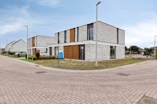 Een vaste prijs, een interieurafwerking op maat en een energiezuinige woning (LOT 3)! Dat is wat u krijgt bij deze nieuwbouwwoning met een ruime en optimale planindeling met grote raampartijen, een inpandige garage en 3 slaapkamers waarvan één met dressing. De woning wordt gebouwd op een Zuidwest georiënteerd perceel van 335m2. De woning is uitgerust met alle energiezuinige technieken zoals een warmtepomp met vloerverwarming op beide verdiepingen, zonnepanelen, ventilatie met warmterecuperatie, super isolerende beglazing,… . Hierdoor behaalt de woning de fantastische energiescore van E10! U kunt de interieurafwerking volledig naar uw smaak kiezen met de begeleiding van onze interieurarchitect. Er zijn ruime budgetten voor keuken, vloeren, deuren, enz… voorzien in het lastenboek. Zo creëert u uw eigen thuis in uw nieuwe huis! De woning bevindt zich in een rustige nieuwbouwwijk tussen de Eeklostraat en de Benninckstraat in Ertvelde. Het project bestaat uit moderne woningen, ontworpen door CAS architecten. De strakke lijnen en de hoogwaardige gevelmaterialen zorgen voor een uniforme, rustgevende en unieke uitstraling. Wilt u meer informatie over deze woning of over het project? Onze bouwadviseur staat u graag te woord! Neem contact op met Ewout op 0497 588 888 of via contact@huysmanbouw - VERKOOPPRIJS: € 462.585 excl.BTW, excl.registratie en andere kosten - € 536.097 incl.21% BTW, excl.registratie en andere kosten.