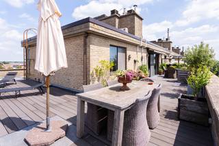 <strong><span>Sale &amp; Rentback – Vastgoedinvestering met stabiele huurinkomsten.<br /><br /></span></strong><strong>1 slaapkamer gerenoveerd dakappartement met riant terras en extra staanplaats op uitstekende locatie nabij winkels, scholen, sportfaciliteiten, openbaar vervoer, belangrijke in- en uitvalswegen.<br /></strong><br /><strong>De huidige eigenaar wordt na de notariële akte vaste huurder via een afgesproken huurcontract aan €950 per maand exclusief onkosten, voor een uiterlijke periode van 3 jaar. Dit betekent een 100% vast en g<span>eïndexeerd</span> rendement in een uiterst betrouwbare formule.<br /><br /><span>INDELING:</span></strong><br />De ruime LIVING ca. 35m² met open KEUKEN ca. 8m² die voorzien is van alle comfort, biedt via grote schuifraam toegang tot het riante TERRAS ca. 125m² rondom rond het appartement. Een extra airco installatie is hier aanwezig.<br /><br />Via de NACHTHAL is er toegang tot de BADKAMER ca. 5m² met inloopdouche, wastafel en WC. In een grote ingemaakte kast is aansluiting voor wasmachine en droogkast.<br />De SLAAPKAMER ca. 12m² geeft ook uit op het terras.<br /><br />De kelderberging is inclusief, de ondergrondse staanplaats optioneel mee aan te kopen, vraagprijs 20.000€<br /><br /><br /><span><strong>BIJZONDERHEDEN</strong></span><br />* Gerenoveerde penthouse met een riant dakterras<br />* Sales en rent back formule: tot 3 jaar vast rendement<br />* Kelder inbegrepen <br />* Parking optioneel bij te kopen
