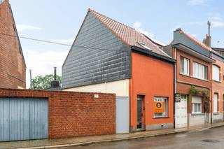 Te renoveren stadswoning met twee slaapkamers gelegen op een perceel van 510 m².<br /><br />Indeling en omschrijving:<br />U betreedt deze woning via de inkomhal. Vooraan bevindt zich de woonkamer, die aansluit op de keuken. Dankzij de aangename lichtkoepel geniet de keuken van natuurlijk lichtinval. De keuken is praktisch ingericht en uitgerust met boven- en onderkasten, kookvuur, dampkap, dubbele spoelbak, koelkast, diepvriezer en oven. Van hieruit heeft u tevens toegang tot de praktische kelder. Achteraan de woning bevindt zich de badkamer, voorzien van een douche, toilet en lavabo. Op de eerste verdieping bevinden zich de twee slaapkamers. Een bijkomende troef is de zeer praktische wegenis langs de linkerzijde van het perceel. De woning is gelegen op een ruim perceel van 510 m² en bevindt zich in het centrum van Herentals, met winkels, voorzieningen en andere faciliteiten op korte afstand. <br /><br />Extra info: <span>EPC 897 kWh/ (m² jaar) label F I infoplicht: Gvg, Wg, Gvv, Gvkr, Gmo I watertoets: P-score: A I G-score: A.<br /><br />Renovatieverplichting residentiële gebouwen van toepassing (label F). Meer info: https://www.vlaanderen.be/een-woning-kopen/renovatieverplichting-voor-residentiele-gebouwen.<br /></span>