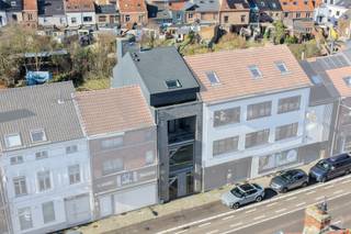 In het hart van Heverlee bevindt zich dit hedendaags opbrengsteigendom (bouwjaar 2010), gekenmerkt door zijn strakke architectuur en multifunctionele invulling. Het gebouw omvat een volledig afgescheiden kantoorruimte en een ruim duplexappartement, wat zorgt voor een interessante combinatie van professioneel en residentieel rendement.<br /><br />De kantoorentiteit strekt zich uit over het gelijkvloers en de eerste verdieping en beschikt over een eigen toegang. Bij het betreden van het pand komt men in een verzorgde onthaalruimte met maatwerk kasten en balie, die naadloos overgaat in een lichtrijke open werkruimte. De grote raampartijen zorgen voor een aangename werkomgeving met veel natuurlijke lichtinval. Verder zijn er een kitchenette en afzonderlijke sanitaire voorzieningen aanwezig. Op de verdieping bevindt zich een afgesloten bureau en een aparte vergaderruimte, wat een duidelijke functionele scheiding mogelijk maakt tussen open werkplekken en discrete overlegmomenten. De kantoorruimte wordt momenteel verhuurd aan € 2.100 per maand en komt vrij op 1 mei.<br /><br />Het duplexappartement, bereikbaar via een aparte inkom, bevindt zich op de tweede en derde verdieping en biedt een comfortabele woonbeleving met mooie volumes. De leefverdieping omvat een inkomhal met gastentoilet, een volledig ingerichte keuken en een aangename, zonnige leefruimte. Op de bovenverdieping bevinden zich twee ruime slaapkamers en een complete badkamer uitgerust met ligbad, douche, wastafel, handdoekradiator en toilet. Daarnaast is er een technische ruimte/wasplaats voorzien. Een ruime zolder biedt bijkomende opslagmogelijkheden. Het appartement is momenteel verhuurd aan € 940 per maand.<br /><br />Beide entiteiten zijn volledig van elkaar gescheiden en beschikken over aparte tellers voor de nutsvoorzieningen, wat het beheer vereenvoudigt en transparant maakt voor huurders. Dankzij de relatief recente bouw, de duurzame materiaalkeuzes en de onderhoudsvriendelijke afwerking kent het gebouw beperkte gemeenschappelijke lasten.<br /><br />De ligging vormt een belangrijke troef: centraal in Heverlee, met vlotte verbindingen naar de E40 en E314 en een goede bereikbaarheid met het openbaar vervoer. Bovendien is er in de nabije omgeving voldoende parkeergelegenheid, wat de commerciële aantrekkelijkheid van het kantoor versterkt.<br /><br />Dit eigendom biedt een stabiele huuropbrengst, flexibiliteit naar de toekomst toe en een aantrekkelijke combinatie van functies op een strategische locatie, een interessante opportuniteit voor investeerders die op zoek zijn naar een solide en veelzijdig rendementspand.