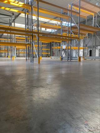Semi-industrieel gebouw bestaande uit 1.230 m² opslagruimte. De opslagruimte heeft een vrije hoogte van 7,4 m en is toegankelijk via 4...