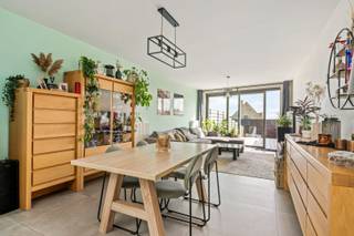 - Recente woning: bouwjaar 2021<br />- Ideale ligging in Heuvelland: Ieperstraat 29<br />- Volledig instapklaar<br />- Uitstekend EPC: label A!<br />- Lichtrijke leefruimte met open keuken<br />- 2 handige bergingen<br />- 4 ruime slaapkamers + zolder<br />- Badkamer met dubbele wastafel en inloopdouche<br />- Tuin met groot terras<br />- Garage met uitweg achter de woning<br />- Conforme elektriciteit<br />- Aangesloten regenwaterput van 10.000 liter<br />- Zonneboiler<br />- Richtprijs: € 319.000