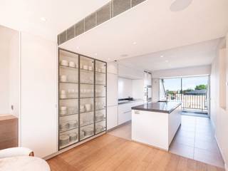 EXCLUSIEF PENTHOUSEAPPARTEMENT MET ZONGERICHT TERRAS EN GROTE GARAGE IN CENTRUM KOKSIJDE-BAD.<br /><br />Deze prachtige duplex in de kleinschalige residentie Bellini is gelegen op de 4de en 5de verdieping en beschikt over maar liefst 191 m² bewoonbare oppervlakte. De hoogwaardige afwerking, de vele maatwerkkasten en de centrale ligging maken dit een ideale eigendom voor zowel permanente bewoning als tweede verblijf. Daarnaast is het pand gelegen in de winkelstraat, vlakbij diverse restaurants en de zee.<br /><br /><u>INDELING :</u><br />4de verdieping: ruime leefruimte met open haard en toegang tot het westgericht terras (24 m²) met zonnetent | eetplaats met ingemaakte kasten en volledig uitgeruste keuken met duurzame elektrotoestellen | balkon met 2 buitenbergingen | toilet met lavabo | technische berging.<br />5de verdieping: master bedroom met 2 dressings en badkamer (ligbad, inloopdouche, dubbele lavabo en toilet) | 2<sup>de</sup> volwaardige slaapkamer met ingemaakte kasten en eigen badkamer (inloopdouche en dubbele lavabo in meubel) | afzonderlijk toilet.<br /><br /><u>TROEVEN :</u>
<ul>
<li><span>Bewoonbare oppervlakte van 191 m²</span></li>
<li><span>Westgericht zonneterras van 24 m²</span></li>
<li><span>Vloerverwarming</span></li>
<li><span>Airconditioning</span></li>
<li><span>2 Dressings en veel ingemaakte kasten</span></li>
<li><span>Duurzame elektrotoestellen</span></li>
<li><span>Ruime, private kelder</span></li>
<li><span>Gemeenschappelijke fietsenberging</span></li>
<li><span>Aankoopmogelijkheid grote garagebox met extra berging (vraagprijs: €75.000.</span></li>
</ul>
<br />Tussen de foto's staan enkele 3D-beelden van hoe u het appartement kan bemeubelen, deze zijn puur illustratief. <br /><br />Een uitzonderlijke eigendom voor wie op zoek is naar ruimte, comfort en een topligging aan zee.<br />Contacteer ons vandaag nog voor een bezoek!
