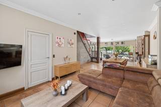 <p>Op een strategische locatie in <strong>Erembodegem </strong>bevindt zich deze instapklare woning met <strong>drie slaapkamers en een grote tuin</strong>. Via de inkomhal betreden we de <strong>ruime en lichtrijke leefruimte</strong>. Deze leefruimte bevat <strong>hoge plafonds,</strong> waardoor de ruimtes goed tot hun recht komen. Via de leefruimte is er toegang tot de <strong>geïnstalleerde keuken</strong>. Via de keuken betreden we nog een <strong>gezellige veranda</strong> waarin we gezellig kunnen eten. Via de veranda komen we in de <strong>prachtige en gezellige tuin</strong>. Deze tuin is <strong>zuidoostgericht</strong> en bevat dus zeer veel zoninval. Via de keuken kunnen we ook een <strong>bergruimte</strong> betreden waarin wasmachine en droogkast geplaatst kunnen worden en er nog een <strong>douchekabine</strong> is voorzien. Via een vaste trap betreden we de eerste verdieping, waar men <strong>drie slaapkamers</strong> vindt en een badkamer. Via een <strong>uittrekbare trap</strong> kunnen we de <strong>zolder</strong> betreden, die mits enkele werken kan omgetoverd worden tot nog <strong>extra kamers</strong>. Verder is er ook nog een kelder te betreden via een vaste trap. <strong>EPC (C) - Elektriciteit Conform - 12 Zonnepanelen - Dak vernieuwd. </strong>De vermelde prijs betreft een richtprijs. De verkoper behoudt zich het recht voor om elk bod, ongeacht de hoogte ervan, te aanvaarden of te weigeren. (Maatregelen opgenomen in het maatregelenregister: neen)</p>