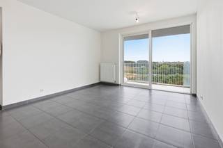 <p><span><span>Dit lichtrijke appartement is te huur aan de Buurtspoorweglei in Antwerpen. Dankzij de vlotte aansluiting met belangrijke invalswegen, het openbaar vervoer en de fietsostrade geraak je snel naar het centrum en de omliggende gemeenten.</span></span></p><p><span><span> </span></span></p><p><span><span>Het appartement beschikt over een aangename leefruimte met veel lichtinval en rechtstreekse toegang tot het ruime, overdekte terras. Van hieruit geniet je van een open uitzicht over de omgeving. De uitgeruste keuken sluit praktisch aan op de leefruimte. Verder zijn er een slaapkamer, een badkamer met bad/douche combo, een apart gastentoilet en een private kelderberging. Een autostaanplaats is eveneens voorzien.</span></span></p><p><span><span> </span></span></p><p><span><strong>Indeling</strong></span></p><p><span><span>- inkomhal</span></span></p><p><span><span>- lichtrijke leefruimte</span></span></p><p><span><span>- uitgeruste keuken</span></span></p><p><span><span>- ruim overdekt terras met open uitzicht</span></span></p><p><span><span>- slaapkamer</span></span></p><p><span><span>- badkamer met ligbad en lavabo</span></span></p><p><span><span>- apart gastentoilet</span></span></p><p><span><span>- private kelderberging</span></span></p><p><span><span>- autostaanplaats</span></span></p><p><span><span> </span></span></p><p><span><strong>Troeven</strong></span></p><p><span><span>- veel natuurlijke lichtinval</span></span></p><p><span><span>- ruim overdekt terras</span></span></p><p><span><span>- open uitzicht</span></span></p><p><span><span>- autostaanplaats (verplicht aan €100/maand)</span></span></p><p><span><span>- lage kosten (€70/maand)</span></span></p><p><span><span>- private kelderberging</span></span></p><p><span><span>- aparte meters</span></span></p><p><span><span>- vlotte bereikbaarheid</span></span></p><p><span><span> </span></span></p><p><span><strong>Ben jij geïnteresseerd in dit appartement aan de Buurtspoorweglei in Antwerpen, ben je op zoek naar ander vastgoed of wens je de waarde van jouw eigendom te kennen? Dan ben je bij BOLT Immo aan het juiste adres! Wij helpen jou graag verder.</strong></span></p>