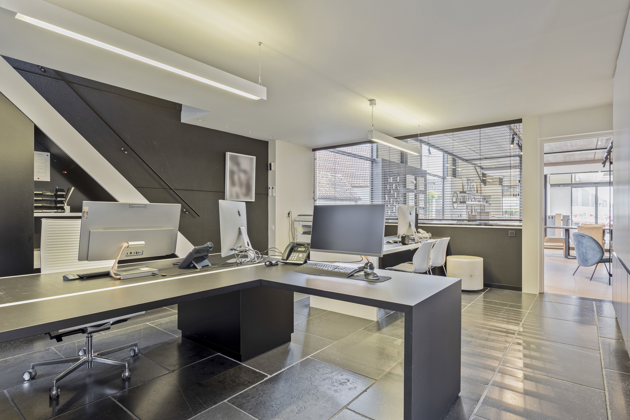 Showroom/burelen met parking en magazijn, langs de N8.  - foto 5