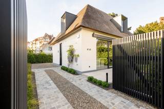 En exclusivité à vendre : villa individuelle (nouvelle construction) située dans un emplacement très central au Zoute. Cette villa est finie avec...