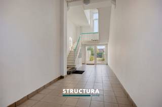 Bent u op zoek naar een woning met extra ruimte voor uw gezin, een kangoeroewoning of een combinatie van wonen en werken? Dan is deze ruime ééngezinswoning precies wat u zoekt. Hoewel de woning momenteel is ingedeeld als twee afzonderlijke wooneenheden, staat ze officieel gekend als ééngezinswoning en biedt ze tal van gebruiksmogelijkheden. IndelingOp het gelijkvloers komt u binnen via een ruime inkomhal. Verder vindt u er een leefruimte, een keuken en twee slaapkamers, waarvan één uitgerust is met een douche en toilet.De eerste verdieping beschikt over een living, een eetkamer, een volledig ingerichte keuken en een douchekamer met toilet.Op de tweede verdieping bevinden zich nog twee ruime slaapkamers en een badkamer voorzien van zowel een ligbad als een douche.Buiten geniet u van een terras en een gezellige tuin. De oprit biedt bovendien plaats aan twee wagens.Verschillende kelders.Karakteristieken- Officieel vergund als ééngezinswoning, maar momenteel ingericht als 2 wooneenheden- Ideaal voor kangoeroewonen of voor een zelfstandige activiteit of vrij beroep- Gelijkvloers verhuurd aan € 800/maand (mits indexatie)- Eerste en tweede verdieping onmiddellijk beschikbaar- Perceeloppervlakte van 385 m²- Maatregelen in het maatregelenregister: neeEen veelzijdige eigendom met tal van mogelijkheden voor grote gezinnen of zelfstandigen. Ontdek zelf het potentieel van deze unieke woning en plan vandaag nog uw bezoek met Structura via 02 460 80 46 of info@structura.be
