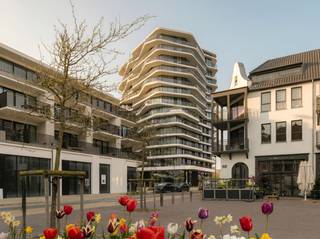 À vendre : résidence The Tower, Duinenwater – Knokke.<br /><br />À quelques mètres de la Lippenslaan, avec vue dégagée sur la cour intérieure du Lake District en direction du lac de Duinenwater, se trouve cet appartement luxueux de 102 m² (terrasse incluse).<br /><br />L'appartement se distingue par son aménagement de haute qualité, sa disposition claire, son orientation sud-ouest et la manière dont l'intérieur et l'extérieur se fondent harmonieusement.<br /><br />Derrière la porte d'entrée se trouve un espace de vie lumineux qui suit le mouvement du soleil tout au long de la journée. De grandes baies vitrées donnent sur la terrasse, qui commence à se réchauffer en fin de matinée et retient la lumière du soleil jusqu'à tard dans la soirée. La cuisine ouverte est entièrement équipée et s'intègre logiquement à la salle à manger, de sorte que cuisiner, dîner et s'asseoir dehors forment une expérience continue.<br /><br />Le parquet en chevron s'étend jusqu'aux deux chambres, chacune équipée de placards intégrés et d'une salle de bain ou d'une salle de douche privée. Les deux chambres donnent sur la terrasse, ce qui permet de se réveiller dans la chambre principale en étant immédiatement en contact avec l'air frais et la lumière.<br /><br />Un débarras séparé avec toutes les connexions techniques et des toilettes pour invités assurent un confort supplémentaire.<br /><br />L'appartement date de 2023 et répond aux normes de construction les plus élevées. Une pompe à chaleur géothermique assure le chauffage, un système de ventilation de type D surveille la qualité de l'air, et un E-peil de 35 combiné à une consommation de 47 kWh/m² par an se traduit par des coûts énergétiques très bas.<br /><br />Cave privative et local à vélos sont inclus. Une place de stationnement dans le bâtiment est en option à l'achat.<br /><br />Que vous soyez à la recherche d'une résidence secondaire, d'une résidence principale ou d'un investissement locatif à Knokke – The Tower combine emplacement, rendement et confort de vie en un seul endroit.<br /><br />Prix de vente : 795.000 €.<br /><br />Une visite peut se faire via notre bureau – 050 60 60 78 ou info@immonano.be.