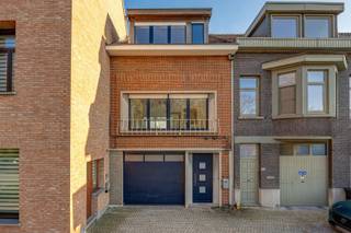 <p><span>Sinjoor biedt aan : Bredabaan 543.<br />Op het einde van het dorp van Brasschaat vind je dit huis. Pistolets van Manus &amp; beleg van Rijmenants kan je op zondag te voet gaan halen. Carrefour om de hoek. </span></p><p><span>Ruime bel-étage<br />Inpandige garage &amp; garagebox achteraan<br />Zonnepanelen<br />EPC B<br />Elektra conform</span></p><p><span>Indeling : </span></p><p><span>Binnenkomen in de inkomhal. De inpandige garage? Ideaal voor fietsen, motoren of gewoon de spullen die we in dit mensenleven verzamelen. Links een gangetje richting de tuin. Oef, dat betekent geen groencontainers door het huis!  Achteraan op het gelijkvloers een kitchenette handig voor die BBQ's in de tuin te bevoorraden. Verder een bureau dat evengoed een extra slaapkamer kan zijn. <br />Wasmachine en droogkast hebben hier ook hun plek. Het huis is bijna helemaal onderkelderd. Wil je van het gelijkvloers een studio maken, dan kan je met je leidingwerk weg. <br />Op de eerste verdieping: Toilet op de gang. De keuken met open zicht op de tuin. L-vormige leefruimte en een vaste trap naar de tuin. Bovenaan het huis vind je twee grote kamers en een kleinere, verder een badkamer met bad en wastafel. <br />Elektriciteit conform. Dak vernieuwd bij de komst van de zonnepanelen, met 12 cm isolatie. Structuur = Super.<br />Achteraan de tuin heb je nog een garagebox met werkbank (verplicht aan te kopen aan €25.000) , voorzien van water en elektriciteit. <br /></span><span><br />Maak nu uw afspraak op <span>george@sinjoor.be</span></span><span> of 0472.57.52.95</span></p>