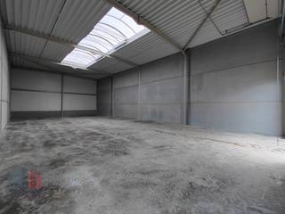 De casco loods van 333 m² heeft een vrije hoogte van 6 m en is opgebouwd uit een staalstructuur met betonplint in combinatie met...
