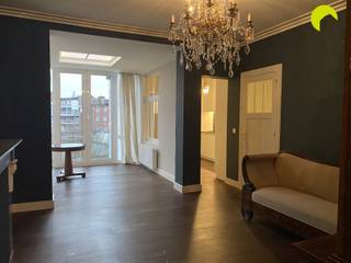 <p><span>Uitstekend gelegen op de Pieter Reypenslei te Mortse</span><span>l</span><span>, een levendige en centrale locatie met een vlotte verbinding naar Antwerpen, vinden we dit charmante en lichtrijke 1-slaapkamer appartement. Openbaar vervoer (tram en bus), winkels, horeca, scholen en belangrijke invalswegen bevinden zich op wandelafstand, waardoor dit appartement ideaal is voor wie comfortabel en centraal wil wonen.</span></p><p><span>Indeling:</span><span><br />We betreden het gebouw via het handelspand op het gelijkvloers en bereiken via de trap de 2de verdieping. Bij binnenkomst komen we in de aangename leefruimte die meteen opvalt door de mooie eiken parketvloer en de overvloedige natuurlijke lichtinval, wat zorgt voor een warme en gezellige sfeer.</span></p><p><span>Aansluitend bevindt zich de keuken, welke voorzien is van alle nodige toestellen en voldoende kastruimte. Verder beschikt het appartement over een badkamer, afgewerkt in stijlvol marmer en uitgerust met een ligbad, toilet en handenwasser.</span></p><p><span>Aan de voorzijde van het appartement bevindt zich de slaapkame</span><span>r</span><span>, die extra comfort biedt dankzij een ensuite, op maat gemaakte dressing, ideaal voor wie houdt van orde en praktische opbergruimte.</span></p><p><span>Positieve elementen:</span><span><br />· Centrale ligging te Mortsel<br />· Vlotte verbinding met Antwerpen en omliggende gemeenten<br />· Lage gemeenschappelijke kosten (incl. water)<br />· Mogelijkheid tot bijhuren van een overdekte staanplaats aan 50/maand</span></p><p><span>Nuttige informatie:</span><span><br />· Beschikbaar: onmiddellijk<br />· Waarborg: 3 maanden<br />· EPC: 512 kWh/(m²jaar)<br />· Gemeenschappelijke kosten: 50 euro/maand (inclusief water en verlichting van de gemeenschappelijke gang)<br />· Overdekte staanplaats (optioneel): 50 euro/maand</span></p><p><span> </span></p><p><span>Boek nu zelf ONLINE uw afspraak in. Surf naar het betreffende eigendom op onze website <span>www.habicom.be</span></span><span> en klik op de roze knop 'PLAN EEN BEZOEK'. <br />Kies het moment dat u het beste uitkomt, vul de gevraagde contactgegevens in en klik nadien op verzenden om te bevestigen.</span></p><p><span> </span></p>