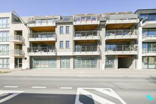 Uiterst commercieel en vlot bereikbaar handelspand, gelegen op de gelijkvloerse verdieping van residentie 'Carolus' te centrum Izegem. De...