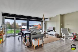 GERENOVEERD EN ENERGIEZUINIG 3 SLAAPKAMER APPARTEMENT 121M²<br /><br />Dit verrassend ruime appartement is gelegen in het centrum van Helchteren met een goede bereikbaarheid naar zowel winkels, scholen, restaurants als de oprit van de E314. Aangezien het appartement verhuurd is aan 850 euro per maand is dit ook zeer goede investering met een mooi rendement!<br /><br />Het appartement werd doorheen de jaren grondig gerenoveerd: zo werden de vloeren, ramen + rolluiken vernieuwd, een nieuwe keuken geplaatst, airco/inverters + 12 privatieve zonnepanelen geïnstalleerd. Dit alles resulteert in een zeer gunstig EPC label B ( EPC score 112 )<br /><br />Het lichtrijke appartement is gelegen op de tweede verdieping en is toegankelijk via zowel een trap als een lift. De leefruimte beslaat een oppervlakte van maar liefst 55 m² opgedeeld in een zithoek, een eetplaats en een moderne keuken. Dankzij de grote raampartijen kan u hier genieten van heel wat natuurlijke lichtinval. Bovendien beschikt u over een terras aan de voorzijde en een balkon aan de achterzijde.<br /><br />Voorts beschikt over een ruime inkomhal, 3 grote slaapkamers, een gastentoilet en een badkamer. Uw wagen kan u stallen in uw private garagebox en extra opbergruimte is voorzien in uw kelderberging.<br /><br />Enkele TROEVEN van dit appartement opgelijst:<br /><br />+ Energiezuinig: EPC is slechts 112!!!<br />+ Voorzien van 12 privatieve zonnepanelen x 375 Wp<br />+ Gebouw voorzien van lift<br />+ Ideale investering: mooie huuropbrengst<br />+ Lichtrijk appartement 121 m² met 3 slaapkamers<br />+ Terras aan voorzijde + balkon aan achterzijde<br />+ Garagebox + kelderberging inbegrepen<br />+ Airco / inverter voorzien<br />+ Rolluiken + zonneluifel<br /><br />Kortom, een zeer ruim, gerenoveerd en energiezuinig appartement voor iemand die op zoek is naar veel waar voor zijn geld! Meer info? Contacteer Maarten Delbroek via maarten@vestio.com of bel naar 0471/034804.<br /> 