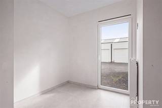 <p><span>Rustig gelegen gelijkvloerse nieuwbouwappartement met een vlotte verbinding naar de omliggende steden.</span></p><p><span>Via de inkomhal komt u binnen in de gezellige leefruimte met open, volledig ingerichte keuken en aansluitende berging. Het appartement beschikt verder over twee slaapkamers en een ingerichte badkamer met douche.</span></p><p><span>Aansluitend aan de woonkamer bevindt zich een aangenaam terras, een fijne plek om in alle rust van het buitenleven te genieten.</span></p><p><span>Wie extra ruimte wenst, kan optioneel een garage, parkeerplaats of berging bijkopen. Daarnaast is er een gemeenschappelijke fietsenberging voorzien.</span></p><p><span>Meer informatie of graag eens komen kijken? Bel gerust naar 0476 46 12 87.</span></p><p><span> </span></p>