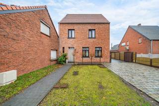 Energiezuinige, hedendaagse gezinswoning met 4 slaapkamers (bouwjaar 2022), gelegen tegenover natuurgebiedINDELINGGelijkvloersDe inkomhal (9m²), met...