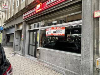Handelspand (82,68 m²) onmiddellijk beschikbaar. Het pand beschikt ook over een ruime kelder van 68 m² met trap vanuit het pand. Achter...