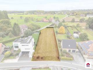 Rustig gelegen bouwgrond (15 are 18ca) voor open bebouwing met ideale zuidwestelijke oriëntatie – lot 2 van de verkaveling.De grondbreedte is 18m en...