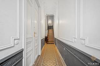 Located on Avenue Huart Hamoir in Schaerbeek, we offer you this versatile building with a commercial ground floor and two apartments. An excellent investment opportunity with immediate return!<br />The commercial ground floor has a spacious area with numerous possibilities for layout or division, ideal for an office, liberal profession, etc.<br /><br />The floors include:<br />Apartment 1/on the 1st floor at the back: ± 68 m², 1 bedroom, pleasant terrace.<br />Apartment 2/on the 1st floor at the front: ± 119 m², fully renovated, 2 bedrooms, balcony.<br /><br />Both apartments are rented, providing a stable and immediate rental return.<br />The property is excellently located in an easily accessible neighborhood, close to shops, public transport, and major roads.<br /><br />Advantages:<br />- Commercial ground floor with various possibilities<br />- Two rented apartments<br />- Good location in a lively and green neighborhood (park in front!)<br />- Immediate return<br /><br />💡 A unique opportunity for investors or self-employed individuals looking for a property with potential!