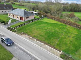 Voor meer informatie of een bezoek, bel 02/884.23.23 - Pajottegem: In een <strong>rustige en groene straat,</strong> biedt Topo-Immo u<strong> deze strategisch gelegen</strong> en <strong>goed georiënteerde grond </strong>aan met een oppervlakte van 5a 27ca, geschikt voor het oprichten van een <strong>open bebouwing.</strong> Het perceel is 19,73m breed met een bouwvrije strook langs beide kanten van 3m. Gevelbreedte van 13,75m. Bouwdiepte gelijkvloers en verdieping volgens plan. <strong>Winkels, scholen en openbaar vervoer bevinden zich in de nabijheid</strong>. Interesse in deze leuke grond? Neem dan snel contact op met ons om het dossier in te kijken op kantoor!