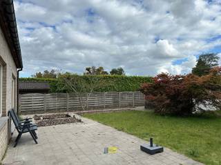 Ruime gezinswoning met veel potentieel op een uitstekende locatie.Bij het betreden van de woning kom je terecht in een verzorgde inkomhal met...