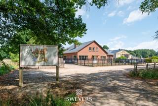 Voor meer info en foto’s, surf naar www.swevers.be – In het groene Tessenderlo-Ham vind je deze uitzonderlijke eigendom van bijna 2 hectare,...