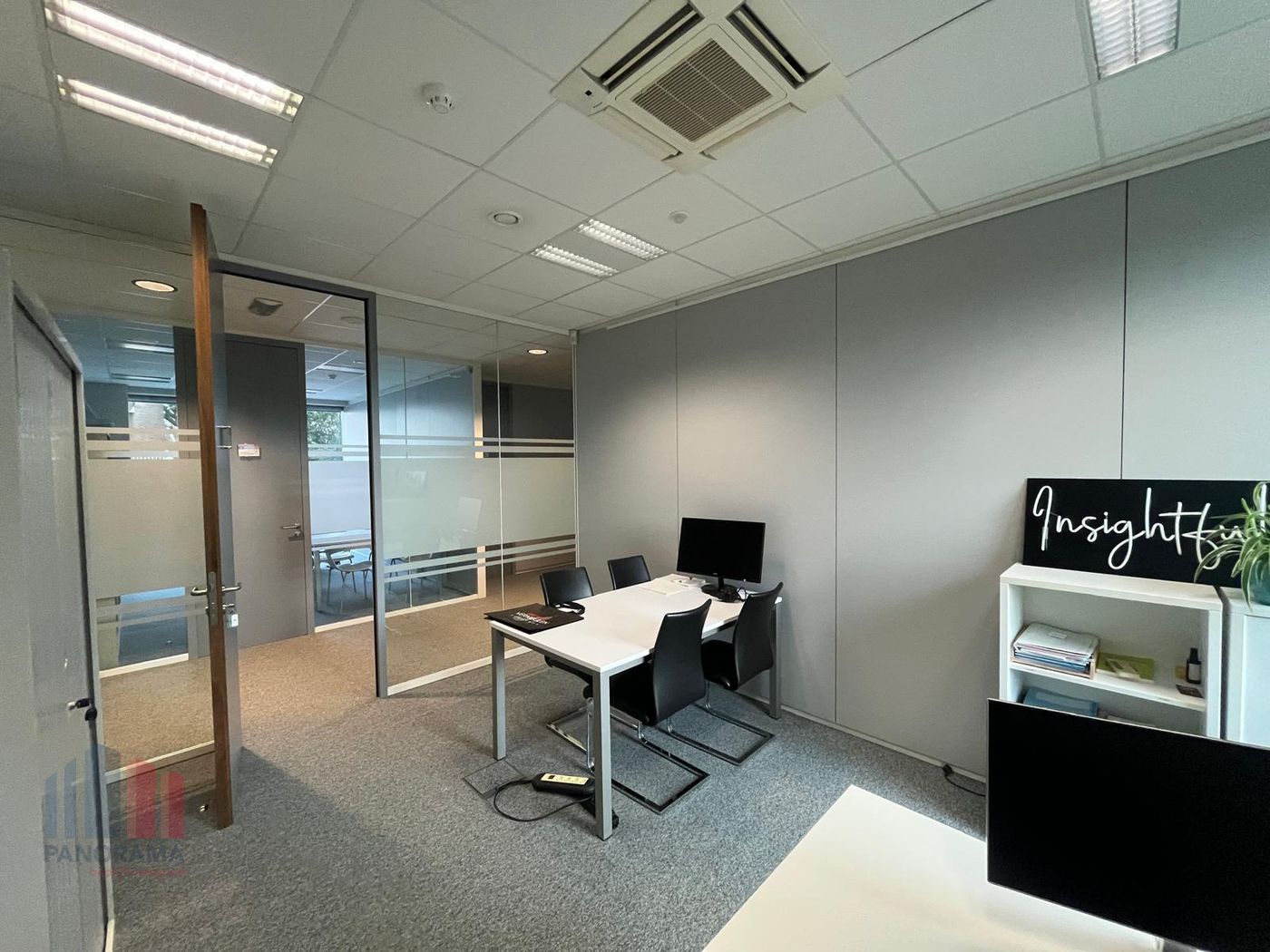 Bureau élégamment meublé dans un centre d'affaires stratégiquement situé - photo 3