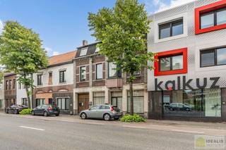 IDEALIS VASTGOED - CENTRAAL GELEGEN 2-SLPKMR APPARTEMENT IN HET CENTRUM VAN HEPPEN (LEOPOLDSBURG)! – Correct onderhouden appartement op de eerste verdieping met een aangename leefruimte, keuken, 2 slaapkamers en badkamer. Het appartement beschikt tevens over een privatieve kelder. Geschikt voor zij die zoeken naar betaalbaar wonen of een investering in het centrum van Leopoldsburg.<br /><br />LIGGING:<br />Gelegen in het midden van het centrum van Heppen (Leopoldsburg) vlakbij winkels, horeca en openbaar vervoer.<br /><br />INDELING:<br />Gelijkvloerse verdieping:<br />- Inkomhal - woonkamer voorzien van eet-en zitgedeelte – keuken voorzien van koelkast, spoelbak, vuur, dampkap – slaapkamer 1 – slaapkamer 2 – badkamer voorzien van douche, toilet lavabo en spiegel –<br /><br />Kelderverdieping:<br />- Privatieve kelder –<br /><br />BIJZONDERHEDEN:<br />- Momenteel verhuurd aan €642/m<br />- 2 Slaapkamers<br />- Kelderberging<br />- Scherp geprijsd!!<br /><br />Stedenbouwkundige Inlichtingen:<br />- Bouwvergunning - Woongebied - Geen dagvaarding - Geen voorkooprecht – Geen verkavelingsvoorschriften -<br /><br />E-peil: EPC: 274 kWh/m² jaar – Label C - certificaatnummer: 20250902-0003677108-RES-1<br /><br />O-peil: Niet overstromingsgevoelig<br />P-score (perceelscore): A<br />G-score (gebouwscore): A<br /><br />Benieuwd naar dit pand?<br />Wenst U advies omtrent uw eigen woning? Graag plannen wij vrijblijvend met U een afspraak in om onze expertise met U te delen, steeds tot Uw dienst!!<br />Neem contact op met IDEALIS VASTGOED op 011/515 565 of mail naar info@idealisvastgoed.be!