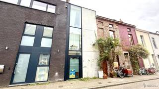 In een rustige buurt in het centrum van Gent vindt u deze eigentijdse, laag-energetische woning. Dankzij de vlotte bereikbaarheid van de R40 en N9, en met scholen, winkels en openbaar vervoer op wandelafstand, geniet u hier van het beste van twee werelden: rustig wonen met alle stedelijke voorzieningen vlakbij.<br /><br />De woning werd ontworpen met oog voor kwaliteit, duurzaamheid en harmonie met de omgeving.<br /><br />Bij het binnenkomen treft u op de gelijkvloerse verdieping de open keuken en een aangename eetruimte. Vanuit hier loopt u via de patiodeur zo het terras op, dat bij mooi weer dienst kan doen als een zonnige buitenkamer.<br /><br />Een verdieping hoger vinden we een volledig opengewerkte, polyvalente leefruimte en op de tweede verdieping is er de hoofdslaapkamer aansluitend op de centrale badkamer (douche, lavabo en wc) en een tweede kamer die perfect inzetbaar is als logeer- of kinderkamer, dressing of bureau.<br /><br />Elke verdieping beschikt bovendien over ruime ingemaakte kasten, wat voor extra comfort en opbergruimte zorgt.<br /><br />Dankzij de grote glaspartijen die zich uitstrekken over de volledige hoogte van het gebouw en doorlopen tot in het dak, baadt de woning in natuurlijk licht en wordt het ruimtegevoel versterkt. De voorgevel in strakke, natuurkleurige betonpanelen draagt niet alleen bij aan de moderne uitstraling, maar zorgt ook voor een uitstekende akoestische isolatie.<br /><br />De woning werd volledig opgetrokken in hoogwaardige materialen die garant staan voor een duurzaam, modern en energiezuinig wooncomfort.<br /><br />Beschikbaar 01/01/2027.<br /><br /><strong>Bezoeken?</strong><br />U kunt dit eenvoudig zelf inplannen via de afsprakenlink op onze website voor het bezoekmoment van woensdag 30 september.