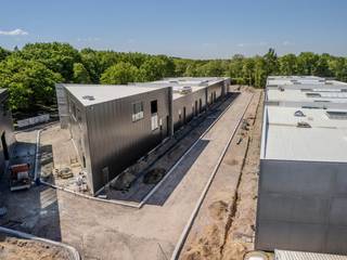 Bedrijvensite "ASPARK" - KMO UNIT 29 gelijkvloerse verdieping - 388 m² <br />Het bedrijvenpark "ASPARK" bestaat uit 31 kwalitatief hoogstaande KMO-units met complementaire kantoren en showrooms met een oppervlakte van 144 m² tot 388 m². Deze site van ong. 8.000 m² is strategisch gelegen op de hoek van de Steenweg en Ambachtenstraat en biedt de voorliggende units een uitstekende, pertinente zichtlocatie. Het bedrijvenpark bevindt zich op de verbindingsweg Genk - As, langs een fietssnelweg, op amper 3 km van het op- en afrittencomplex E-314 Genk-Brussel-Leuven en vlakbij de N75.<br />Opslag- en KMO units in verschillende niveaus en formaten zijn beschikbaar. Alle units worden uitgerust met een sectionale poort met loopdeur, lichtstraat, LED-verlichting, wateraanvoer en elektriciteit met aparte meter. Vloeren worden voorzien in gepolierd beton met een voorziene vloerbelasting van 1 ton/m². Reclametotem met naam en brievenbus. Parkeerplaatsen zijn inbegrepen in de prijs, aantal afhankelijk van unit. Start der werken is gepland in het voorjaar 2024.<br /><br />Voor meer info/indelingsplannen bel Danny op 0471/10.00.69 of Dario op 0472/09.27.56 of 011/22.19.17 - danny@limburgsvastgoed.be of dario@limburgsvastgoed.be of kijk op www.limburgsvastgoed.be