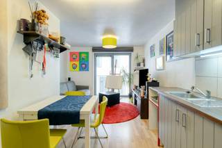 Are you looking for a ready-to-move-in property on the coast? This well-kept apartment in a recent building from 2007 offers the perfect balance between a central location and modern living comfort. Located a stone's throw from Blankenberge's lively market, you can enjoy excellent accessibility by both car and public transport.<br /><br />The layout of this apartment is as follows:<br /><br />- Entrance hall with toilet for storage<br />- Bright living space<br />- Open, installed kitchen<br />- Full bedroom<br />- Bathroom equipped with all necessary comfort<br />- Practical private basement storage<br />- Shared bicycle shed with a private bike hook<br /><br />When you decide to buy this property, you are opting for a carefree investment or a nice second home. The central location in Blankenberge ensures that shops, restaurants and the beach are within walking distance. In addition, the sale of this apartment is subject to the favourable leasehold scheme, which makes an interesting entry price possible.<br /><br />Thanks to the modern construction date, the building is energy efficient and meets today's standards. Whether you are looking for your own place or an opportunity within the local real estate market, this apartment in Blankenberge offers many options.<br /><br />Don't miss this unique opportunity for a great sale and discover the strengths of this apartment in the heart of Blankenberge for yourself.<br /><br />Register of measures: no
